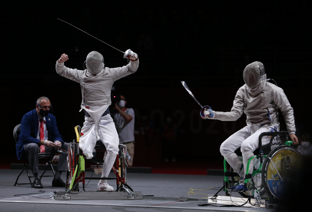 爱游戏体育击剑邀请赛掀起高潮，塞北旋风队鏖战南城麒麟队，老将里程碑之夜——全面提速抢占先机的简单介绍