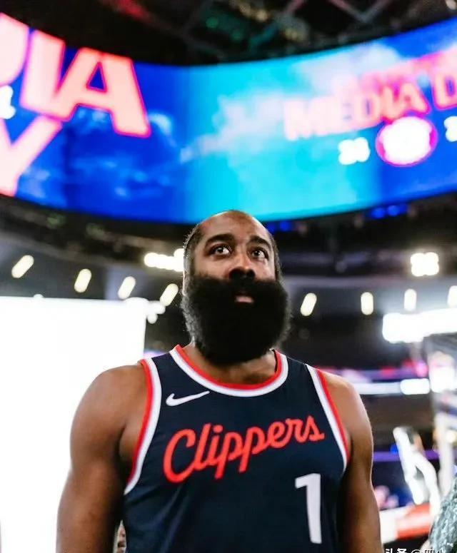 爱游戏体育哈登回归赛场，惊险取胜首场状态亮眼，热火观众沸腾！的简单介绍